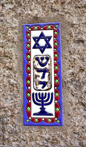 Obraz na płótnie Colorful tile Mezuzah with Star of David and Menorah. Jewish Sephardic Quarter, Rivadavia, Spain. w salonie