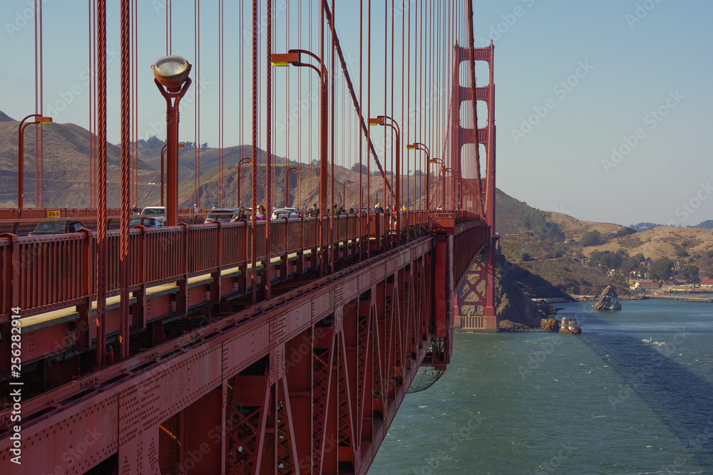 Fototapeta premium walking across the famous golden gate bridge