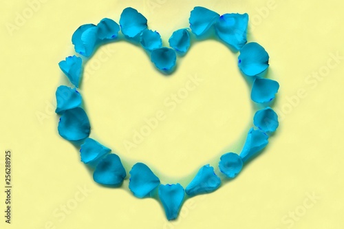  heart of rose petals
