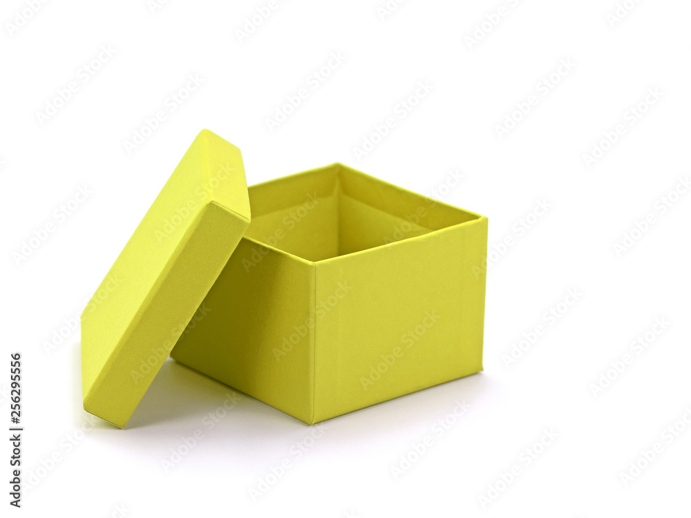 Gelber Pappkarton vor weißem Hintergrund