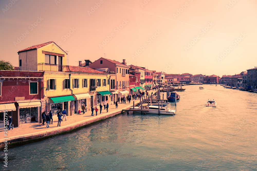 Obraz premium Historic buildings at sunset on the banks of the canal in Venice.