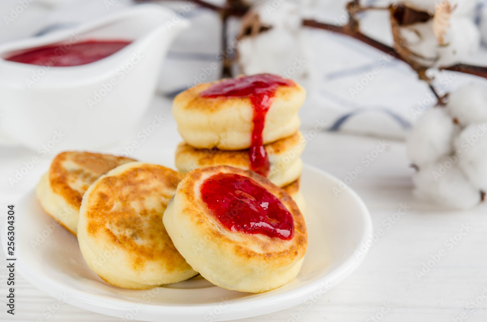 Cheesecakes with strawberry jam Cheesecakes with strawberry jam