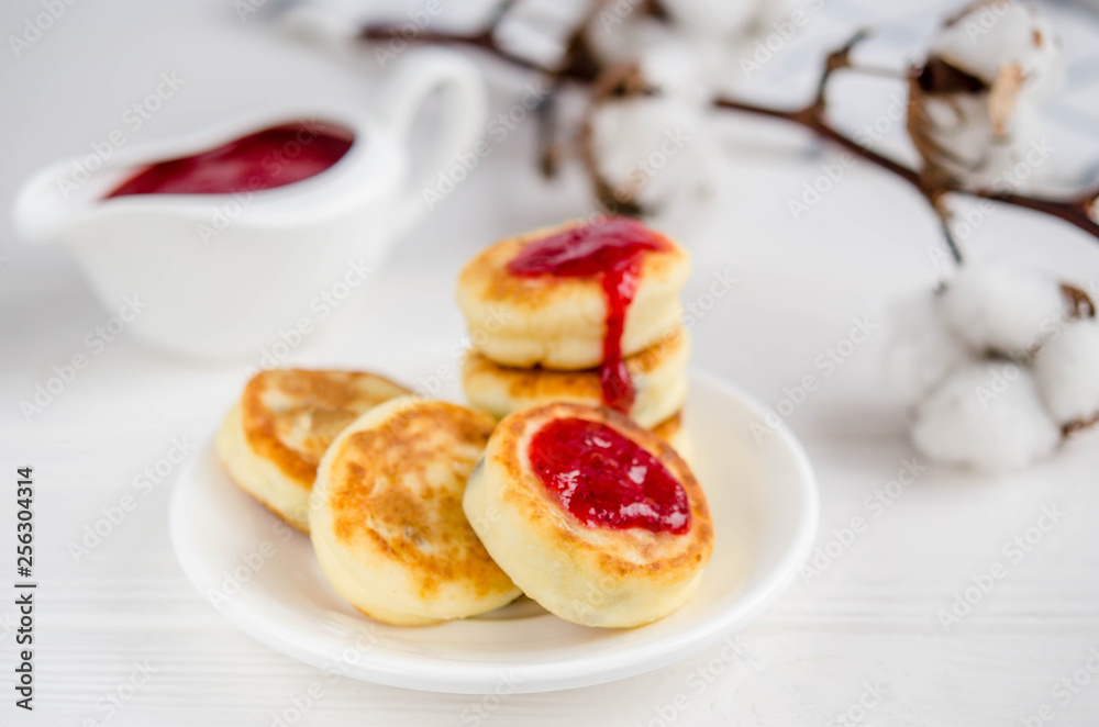 Cheesecakes with strawberry jam