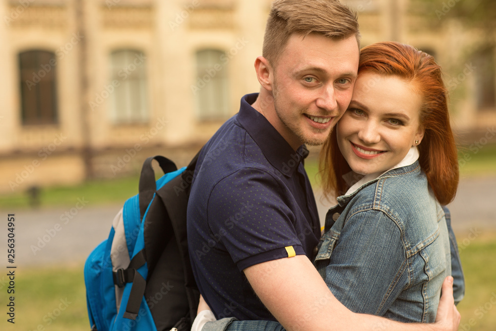 Obraz premium College couple having fun at the campus
