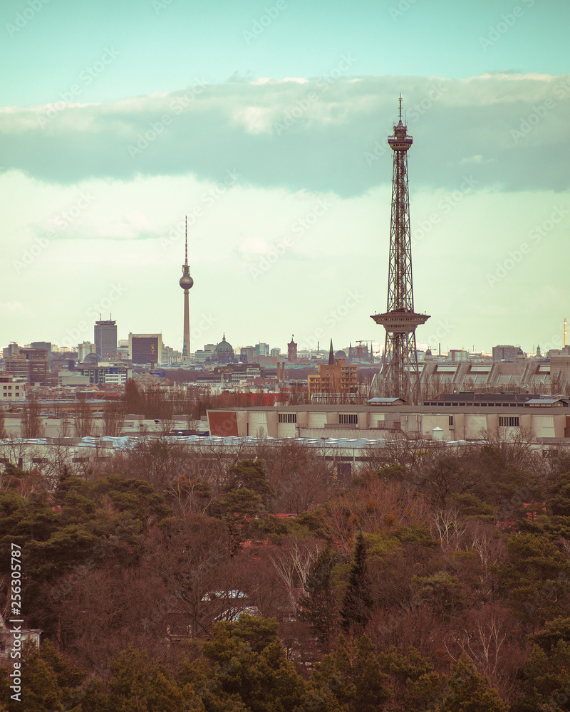 Obraz premium Berlin Stadtansicht mit Blick auf den Fernseh- und Funkturm