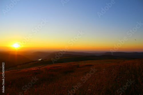 coucher de soleil sur la montagne vosgienne depuis le sommet du hohneck