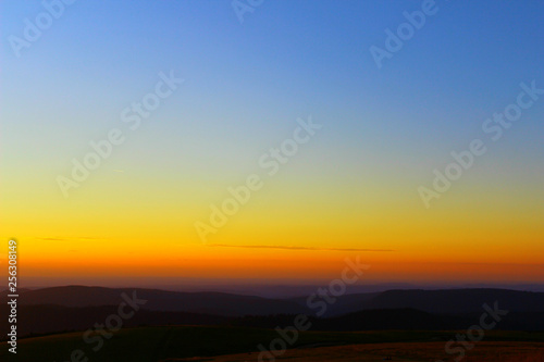 coucher de soleil sur la montagne vosgienne depuis le sommet du hohneck