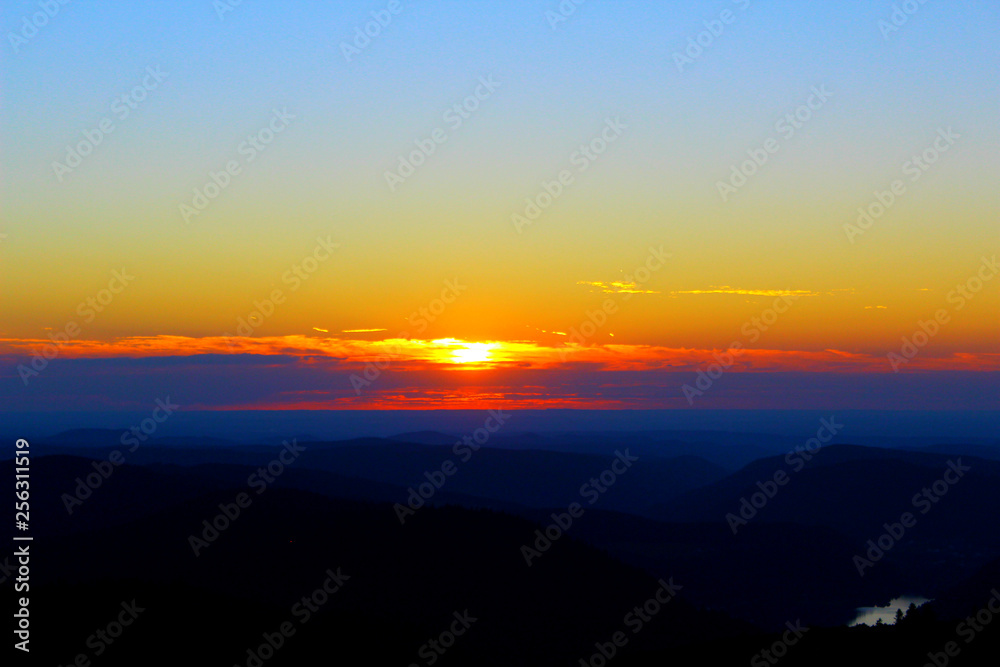 coucher de soleil sur la montagne vosgienne depuis le sommet du hohneck