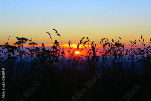 coucher de soleil sur la montagne vosgienne depuis le sommet du hohneck