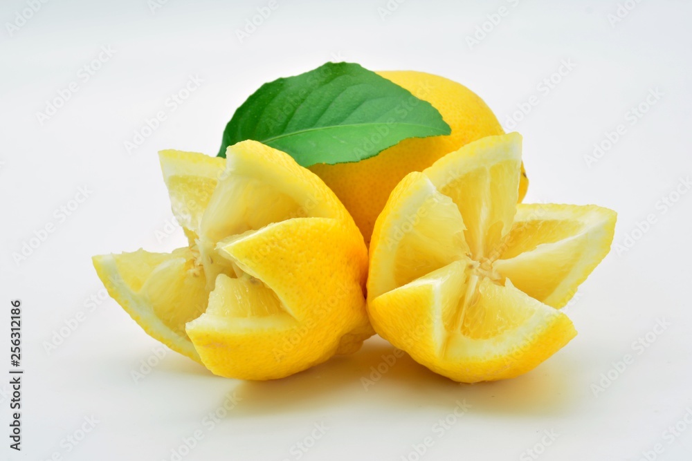 Limones cortados en forma flor Limones cortados en forma flor