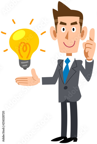 アイデアの要点を解説する若いビジネスマン