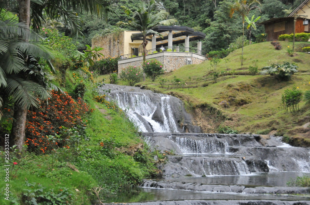 casa sobre la cascad de agua