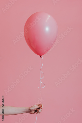 Foto Girl with a pink helium balloon