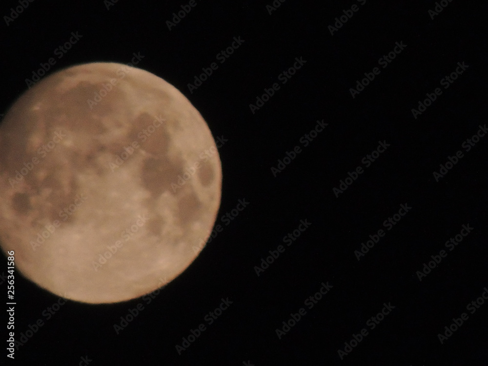 Fototapeta premium angeschnittener Vollmond