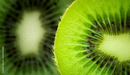 Foto Cross section kiwi close up, with second slice in the background