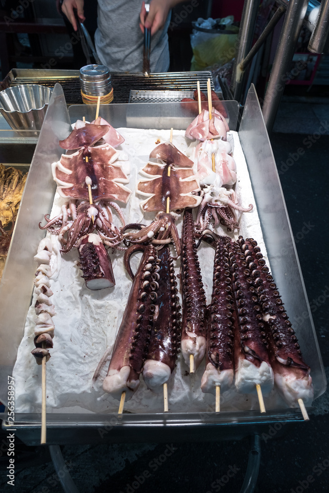 Stockfoto Fresh Octopus and Squid Sticks, Street Food at Taipei night
