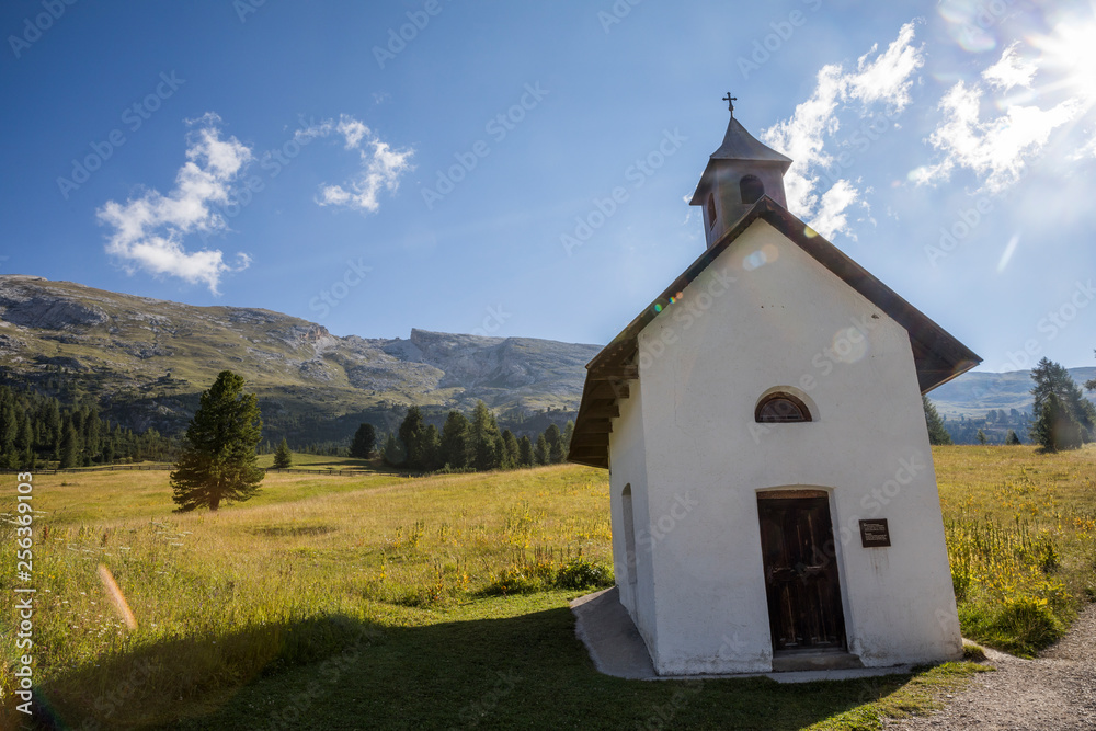Klein Kirche in den Dolomiten - Italien