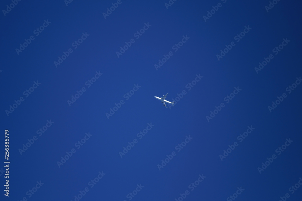 Blauer Himmel und Linienflugzeug in der Luft in großer Höhe über Deutschland - Stockfoto Blauer Himmel und Linienflugzeug in der Luft in großer Höhe über Deutschland - Stockfoto