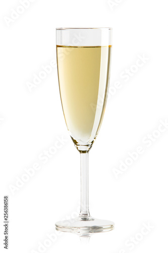 Kieliszek szampana na białym tle