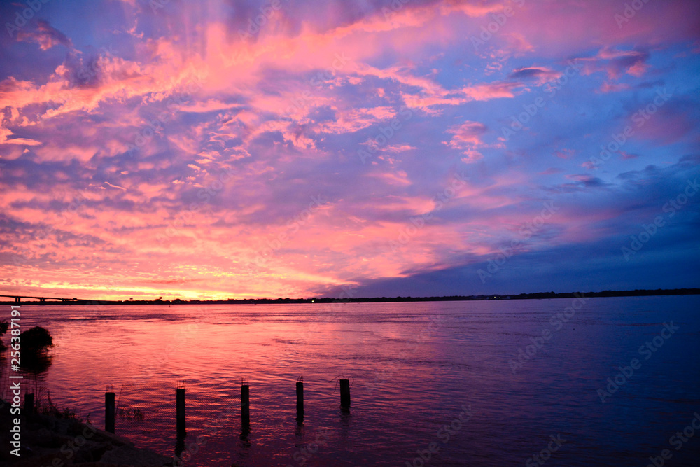 Atardecer en el río Paraná