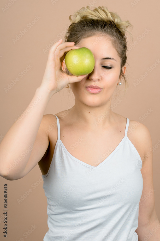 girl with an apple