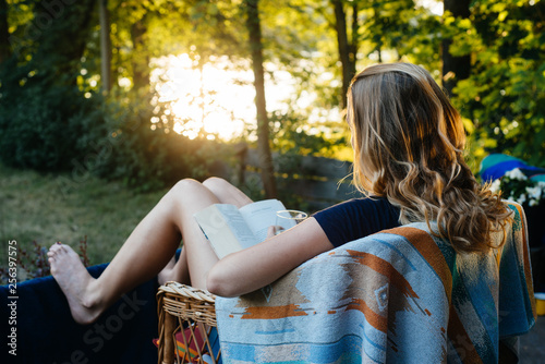 Dziewczyna czyta książkę