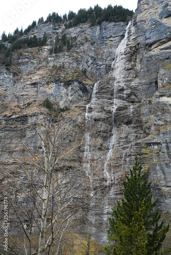 秋のベルナー・オーバーラント　ミューレンから流れ落ちるラウターブルンネン谷の滝（スイス・ベルン州） © tatsuo115