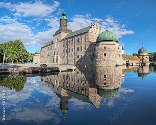 Obraz na płótnie Vadstena Castle in the city of Vadstena, Sweden. The main castle building reflects in the water of moat. Construction of the castle was started in 1545. The castle was completed in 1620. w salonie