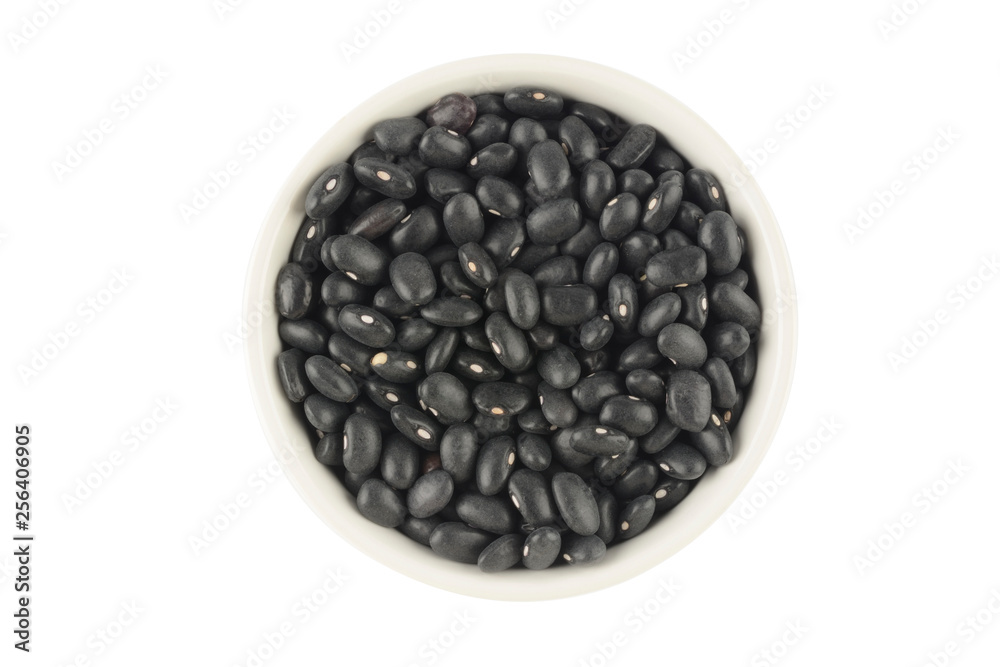 Frijoles crudos en un bol de cerámica blanca,  top view