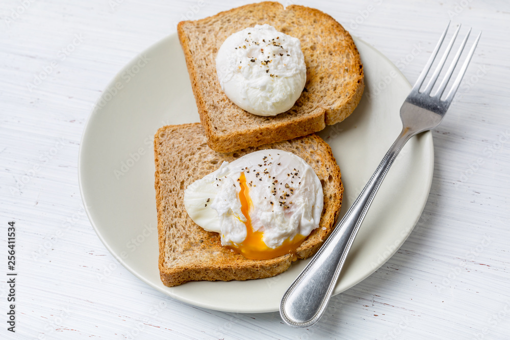 Poached Eggs on Wholegrain Bread Toasts Poached Eggs on Wholegrain Bread Toasts