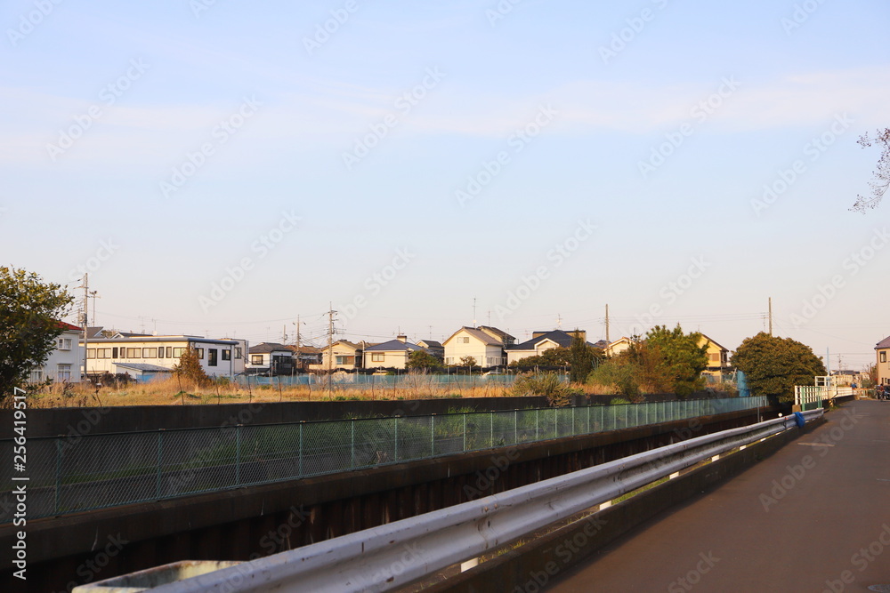 日本の郊外の町と青空の風景
