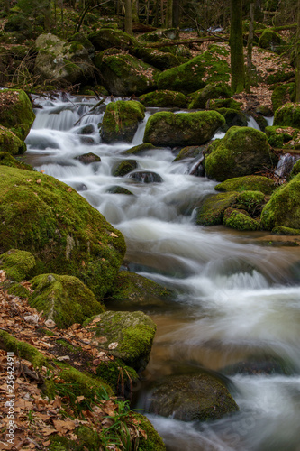 Fototapeta Naklejka Na Ścianę i Meble -  Wasserfall mit Steinen voller Moos