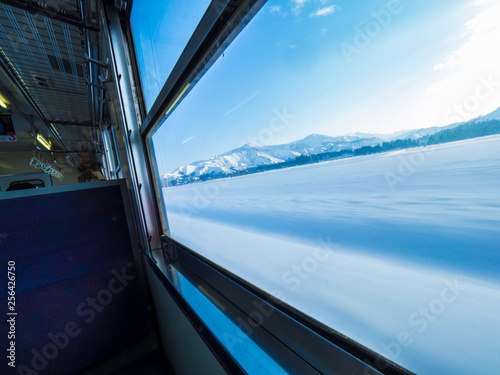 冬晴れの雪原を走る只見線キハ40系の車窓　2月 © 正人 竹内