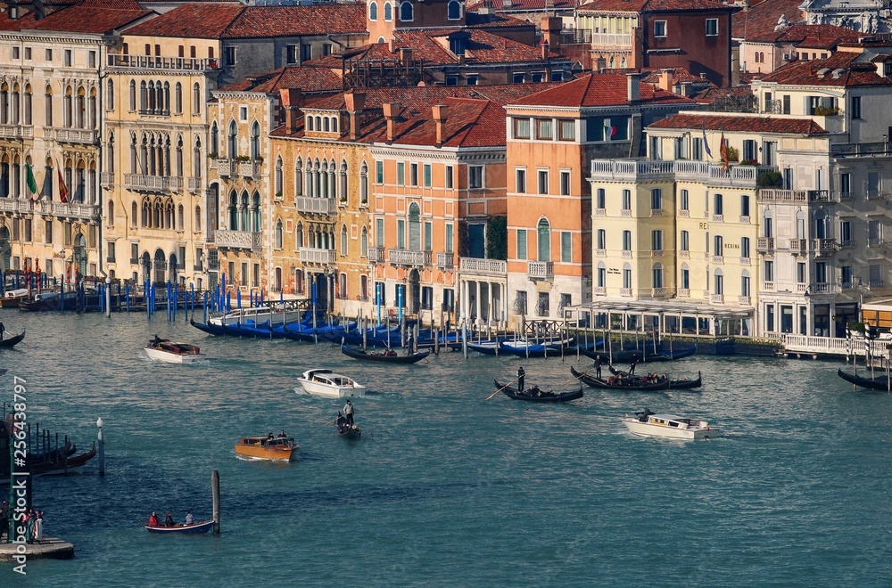 circulation fluviale sur les canaux à Venise