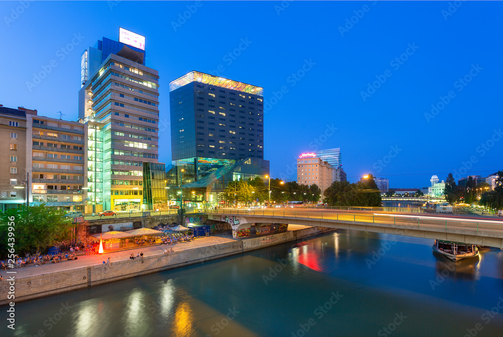 Fototapeta premium 'Austria, Vienna, Danube canal in Vienna'