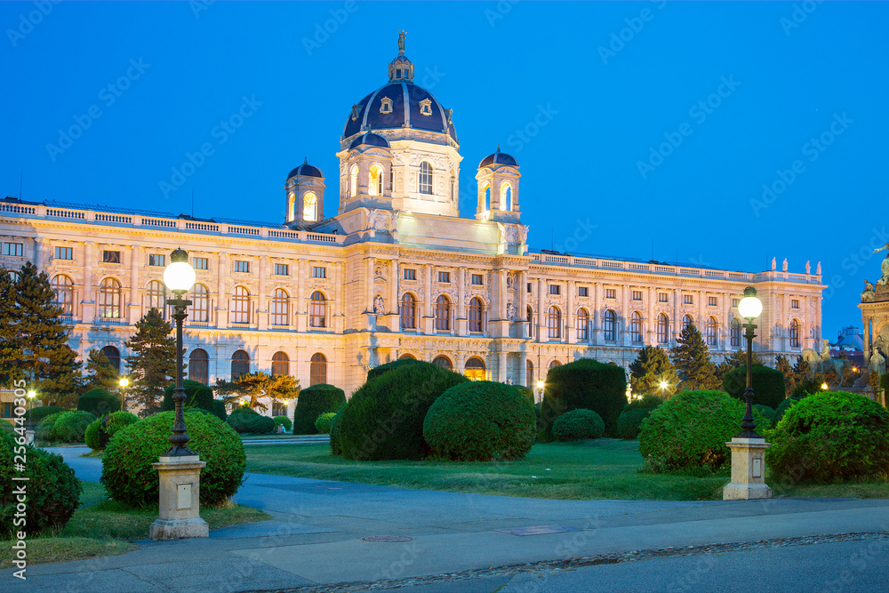 Obraz premium Austria, Vienna, view of Natural History Museum, Maria Theresa monument and Garden