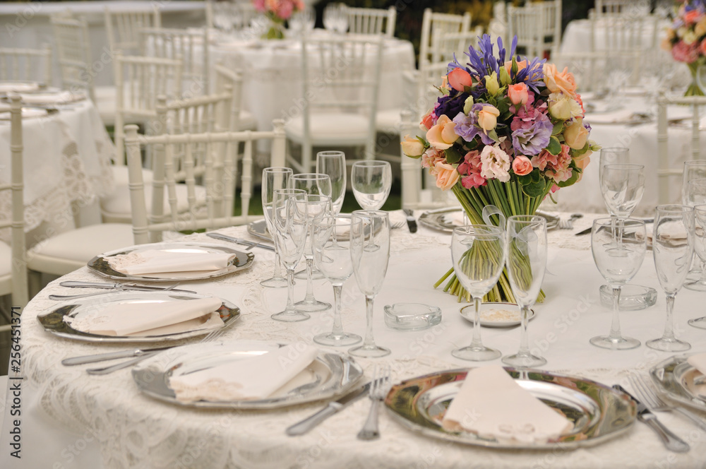 Fototapeta premium decoration of marriage table, flowers and glasses