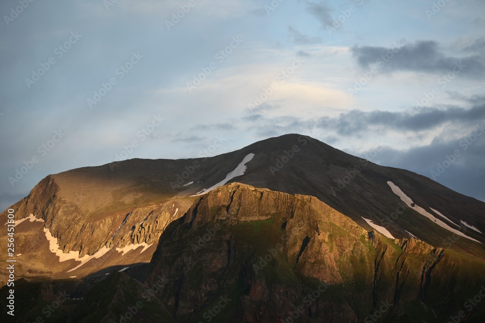 Obraz premium Green mountains in the fog. Seamless background. savsat/artvin/turkey