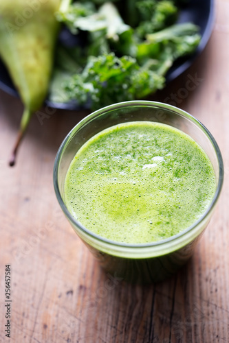 Green kale & pear smoothie 