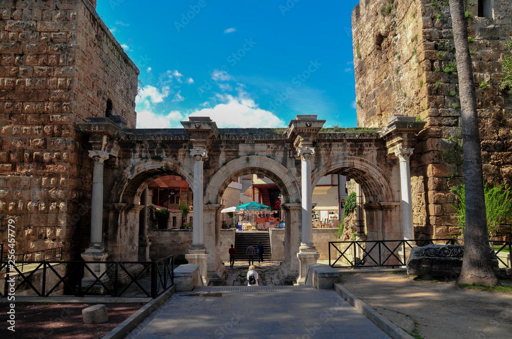Obraz premium The Hadrianus gate in Antalya