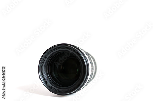Objektiv einer DSLR Kamera vor einem weißen Hintergrund