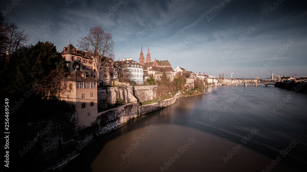 Morgenstimmung am Rheinufer in Basel von der Wettsteinbrücke