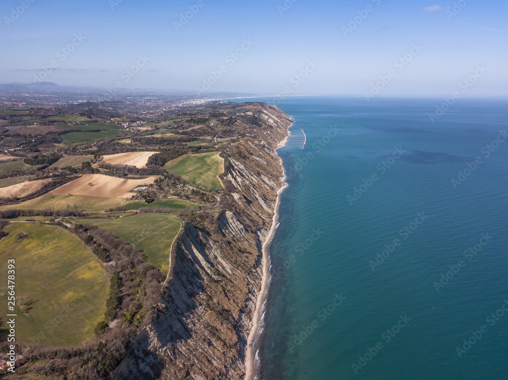 Vista aerea della falesia a picco sul mare Adriatico che da Pesaro porta a Gabicce lungo il parco SanBartolo