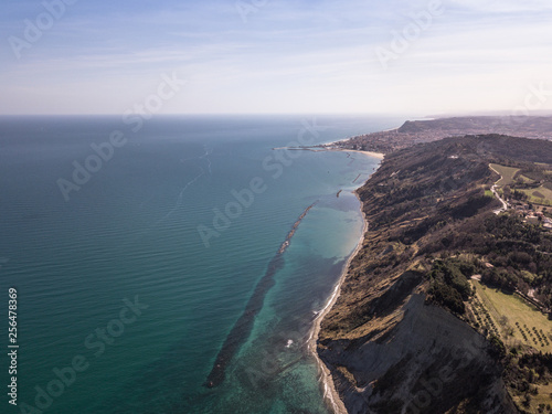 Vista aerea della falesia a picco sul mare Adriatico che da Pesaro porta a Gabicce lungo il parco SanBartolo