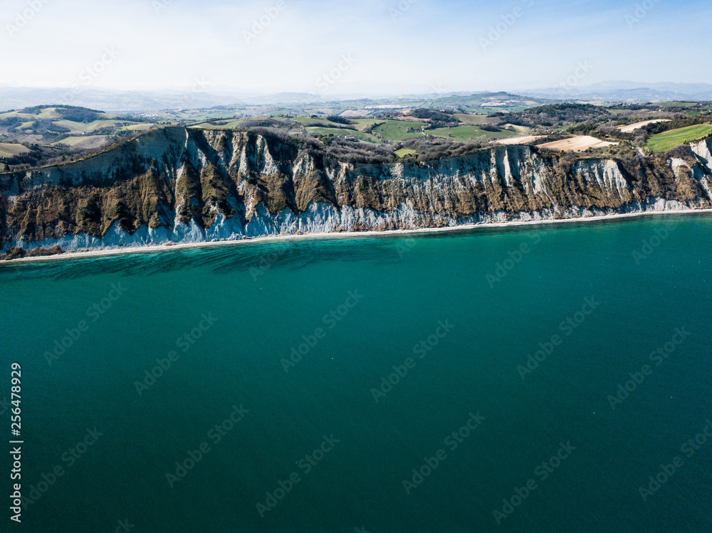 Fototapeta premium Vista aerea della falesia a picco sul mare Adriatico che da Pesaro porta a Gabicce lungo il parco SanBartolo