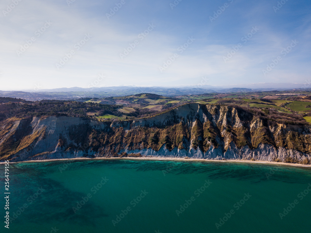Vista aerea della falesia a picco sul mare Adriatico che da Pesaro porta a Gabicce lungo il parco SanBartolo Vista aerea della falesia a picco sul mare Adriatico che da Pesaro porta a Gabicce lungo il parco SanBartolo