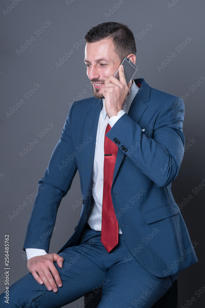 Junger Mann mit Anzug telefoniert mit einem Mobiltelefon Junger Mann mit Anzug telefoniert mit einem Mobiltelefon