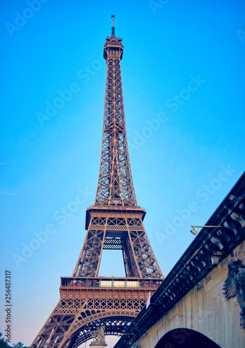 Eiffel tower © jramosmi