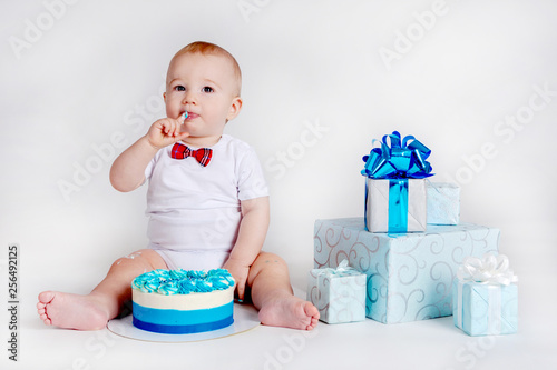 The child eats cake with hi...