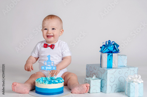The child eats cake with hi...